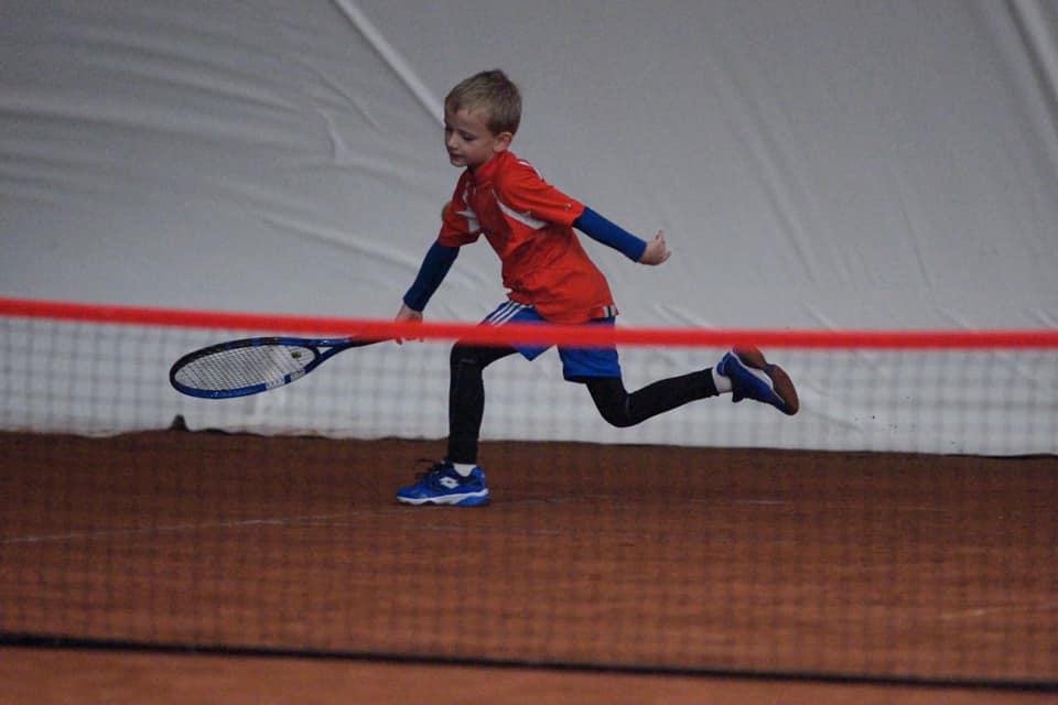 dziecko na tenisie