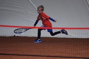 dziecko na tenisie